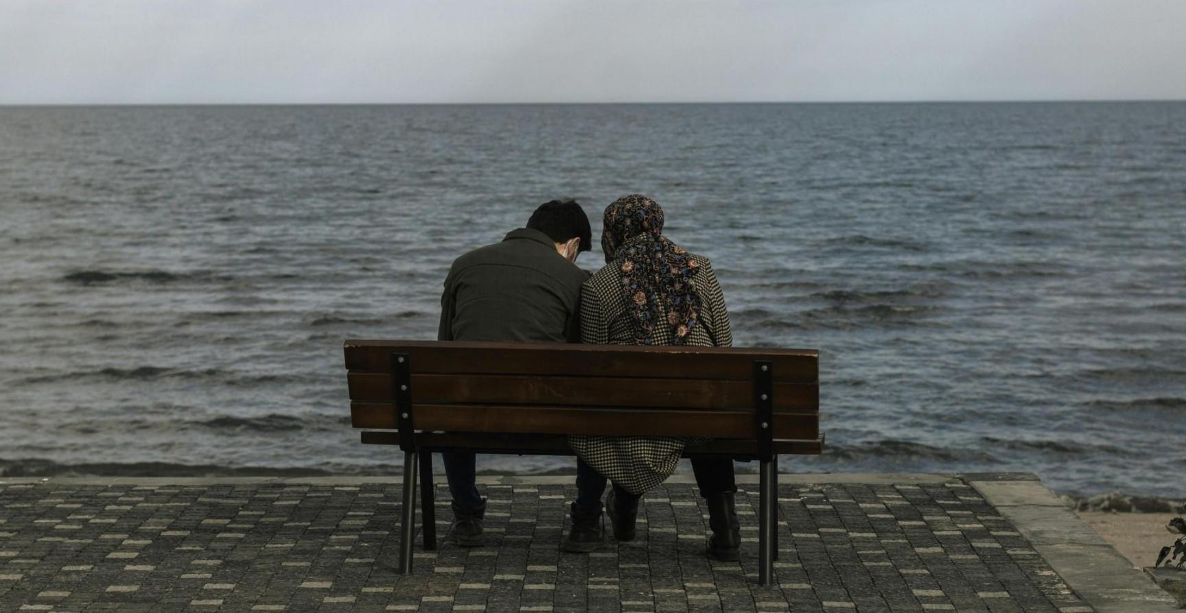 Famiglia che partecipa a sessione di crescita personale insieme